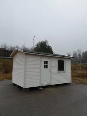 Vit friggebod på asfalt - byggnationer