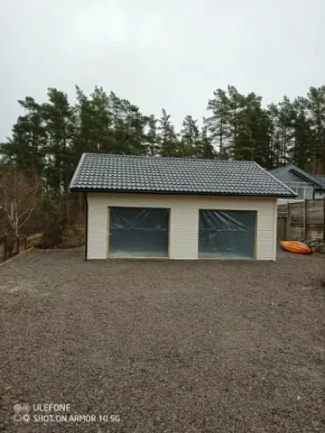 Garage med grusplan - byggnationer