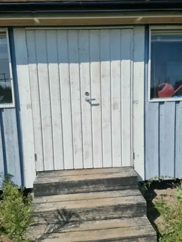 Gammal blå dörr - dörr- och fönsterbyten