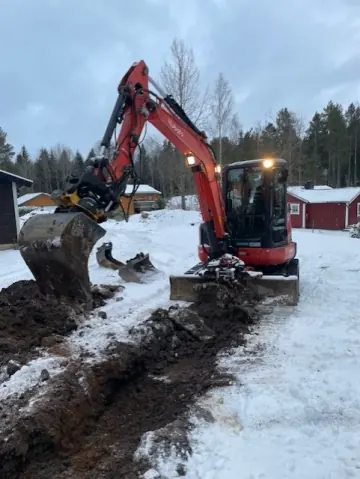 Vintergrävning med minigravare - mark- och anläggningsarbeten