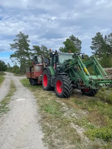 Traktorarbeten på grusväg - övriga bilder